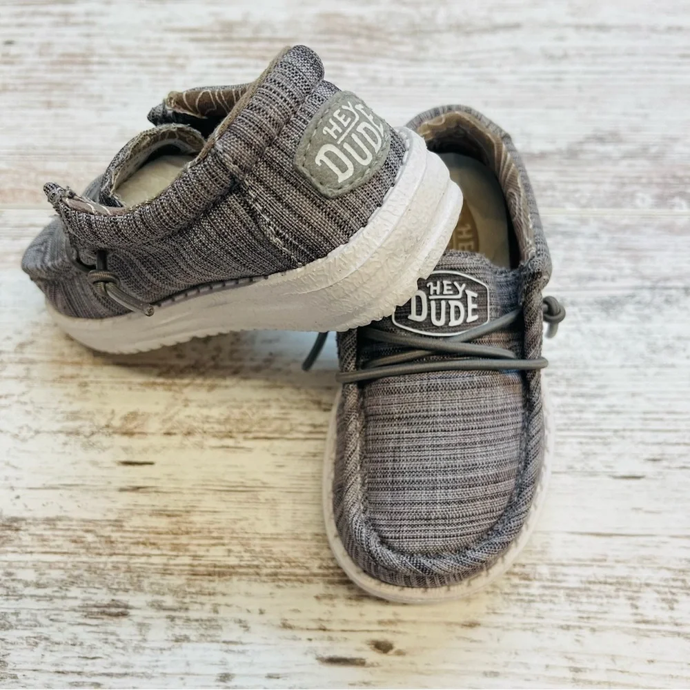 Hey Dude Light Grey Charcoal Slip-On Loafers Wally Youth Linen 6 K6 Moccasins